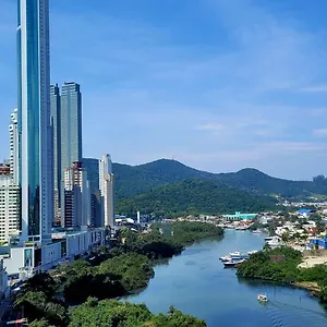 Apto Na Quadra Do Mar E Vista O Rio Balneário Camboriú